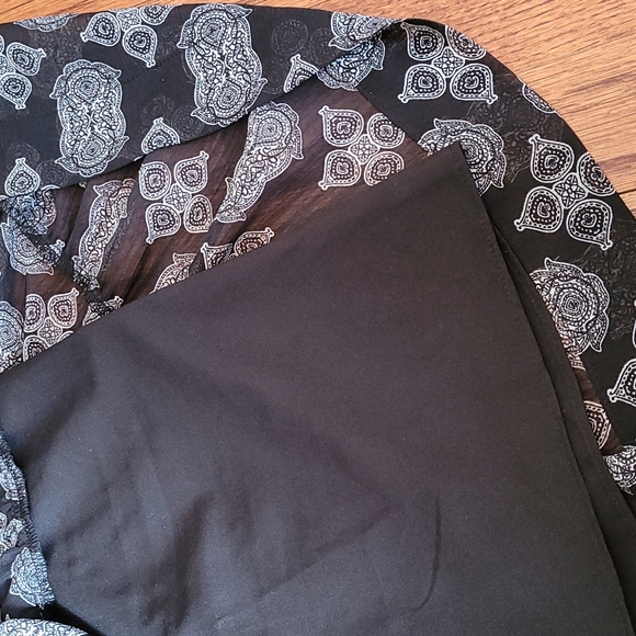 Rose and Olive Tiered Hemline Vee Neckline Graphic Print Dress - Size Medium - Picture 13 of 14